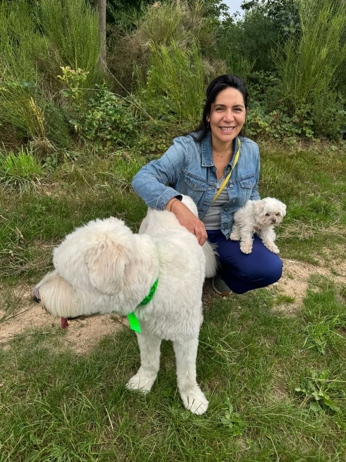 Sonia, éducatrice canine, avec un golden retriever en forêt